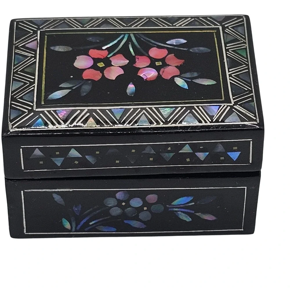 Vtg Style Chinese Lacquerware Trinket Box Black Floral Inlay Mother of Pearl Red